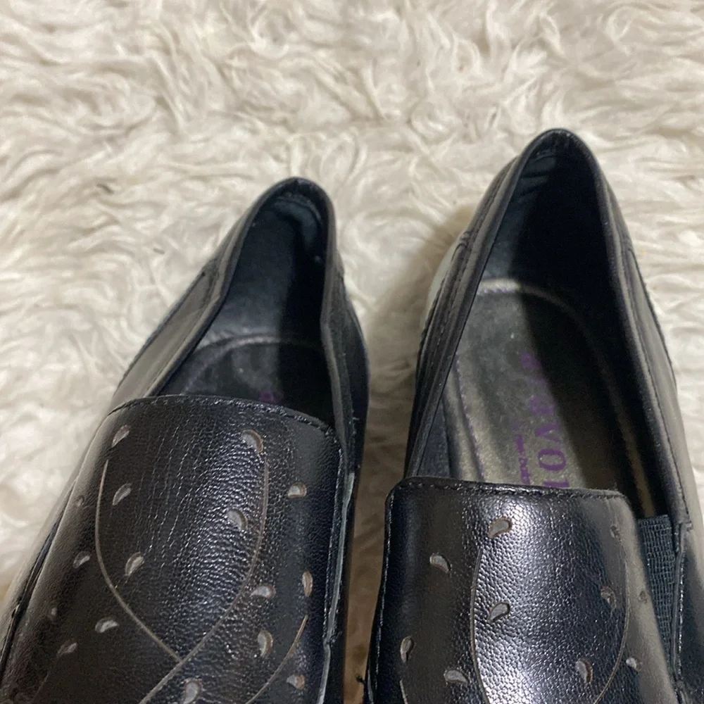 Aravon by New‎ Balance size 8 Kiley Floral Cut Out Black Leather Loafer